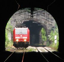 Elektrifizierung der Schwarzwaldbahn, H&auml;nges&auml;ulen im Tunnel