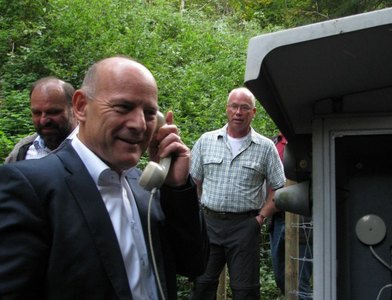 Minister Winfried Hermann am Streckenfernsprecher Schwarzwaldbahn